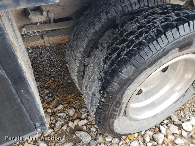 image for item DF2408 2006 Ford F350 Super Duty Crew Cab flatbed pickup truck