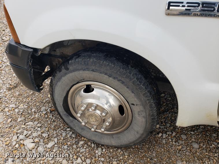 image for item DF2408 2006 Ford F350 Super Duty Crew Cab flatbed pickup truck