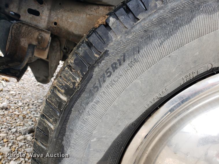 image for item DF2408 2006 Ford F350 Super Duty Crew Cab flatbed pickup truck