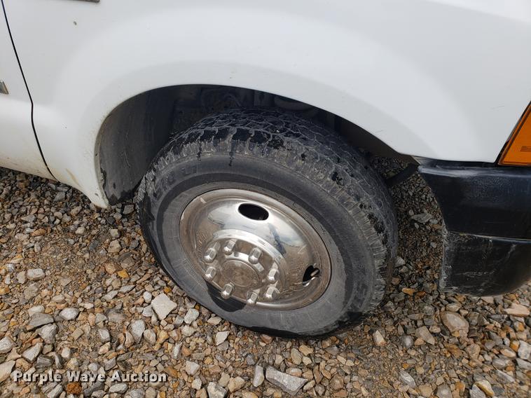 image for item DF2408 2006 Ford F350 Super Duty Crew Cab flatbed pickup truck