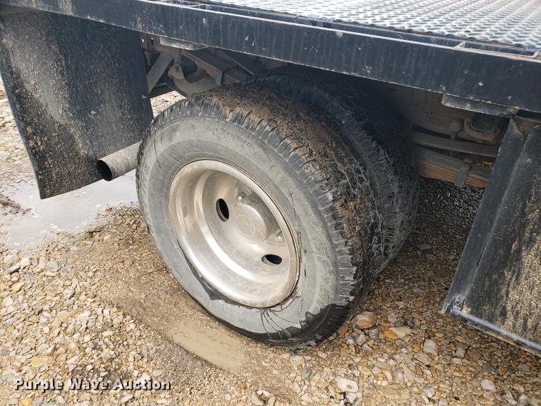 image for item DF2408 2006 Ford F350 Super Duty Crew Cab flatbed pickup truck