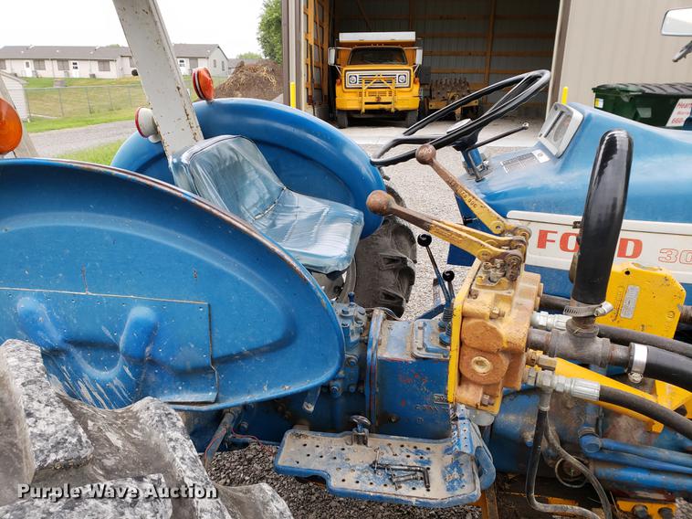 image for item DF2417 Ford 3000 tractor