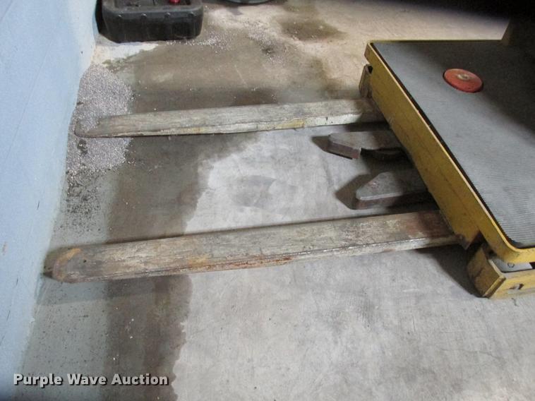 image for item DX9448 Yale C826N01933 forklift