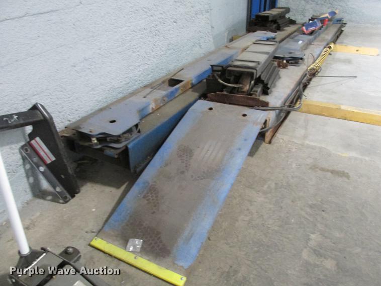 image for item DX9457 Rotary four post auto lift