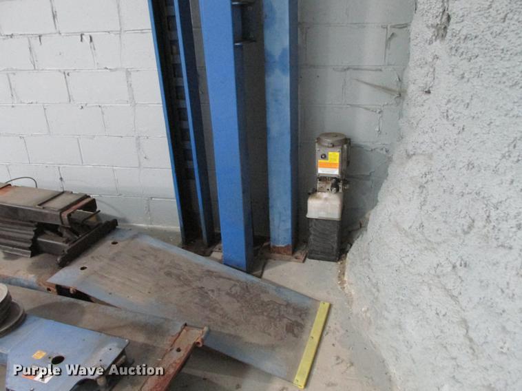 image for item DX9457 Rotary four post auto lift