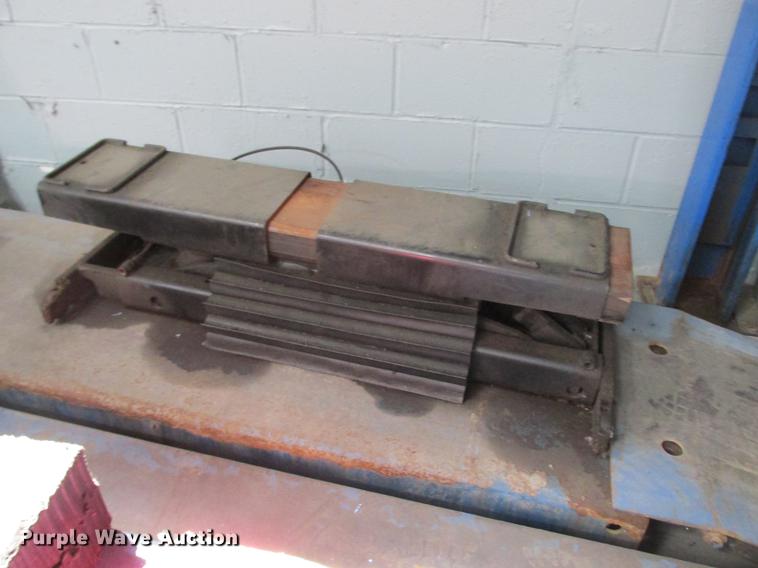 image for item DX9457 Rotary four post auto lift