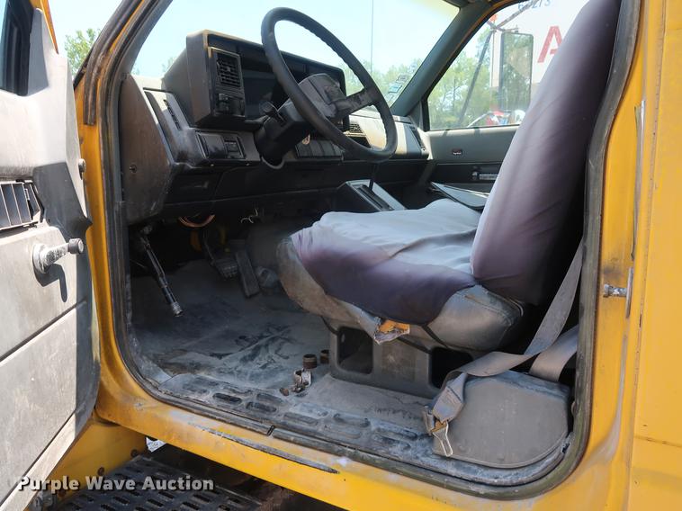 image for item EF9779 1991 GMC TopKick C5500 box truck