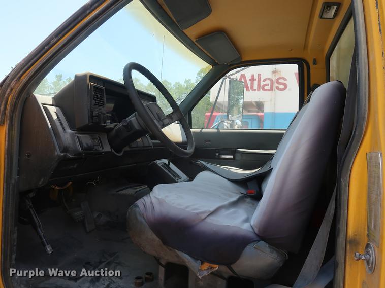 image for item EF9779 1991 GMC TopKick C5500 box truck