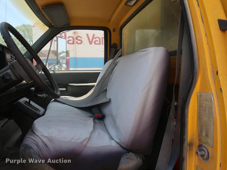 image for item EF9779 1991 GMC TopKick C5500 box truck