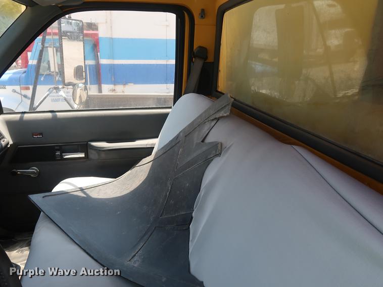 image for item EF9779 1991 GMC TopKick C5500 box truck