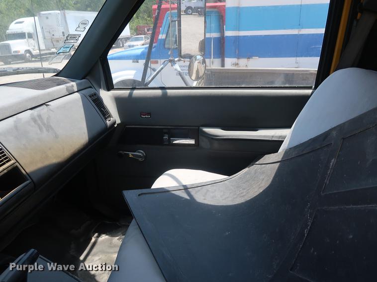 image for item EF9779 1991 GMC TopKick C5500 box truck