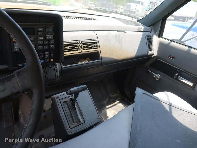 image for item EF9779 1991 GMC TopKick C5500 box truck