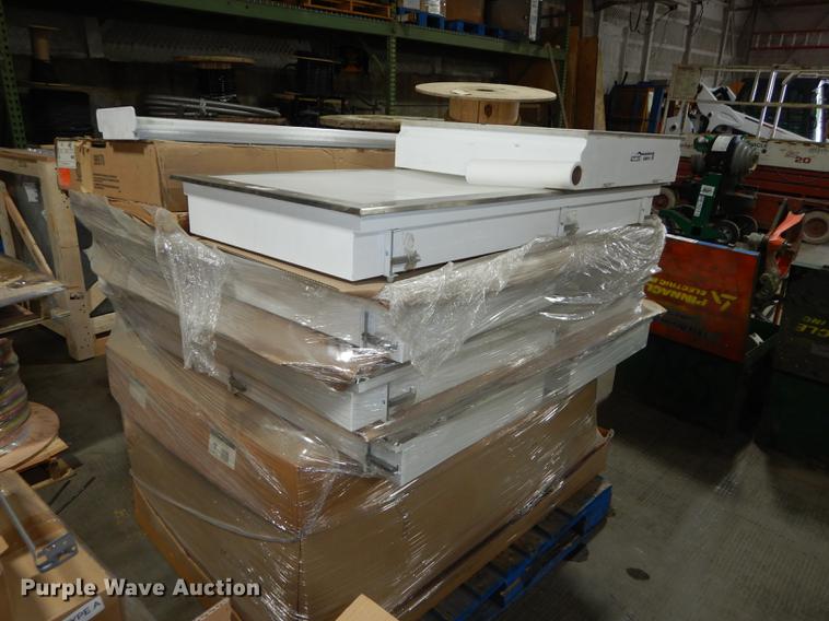 image for item EM9619 (2) pallets light fixtures