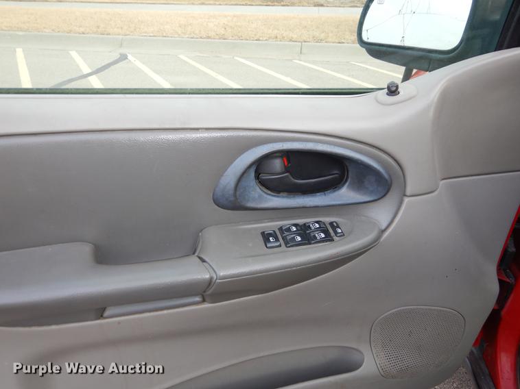 image for item J5528 2002 Chevrolet TrailBlazer SUV