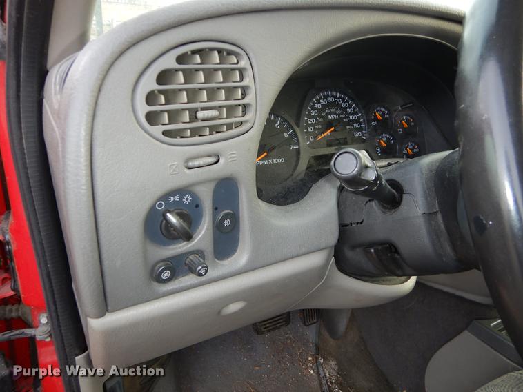 image for item J5528 2002 Chevrolet TrailBlazer SUV