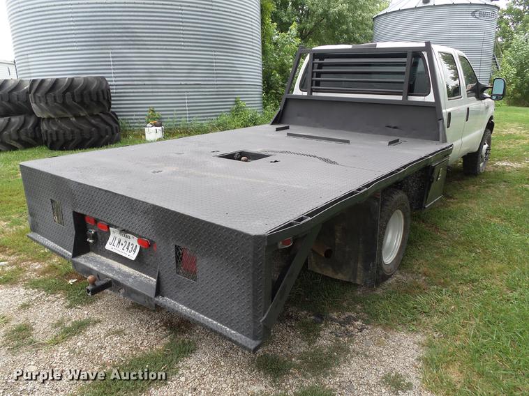 image for item L5695 2005 Ford F350 Super Duty Crew Cab flatbed pickup truck