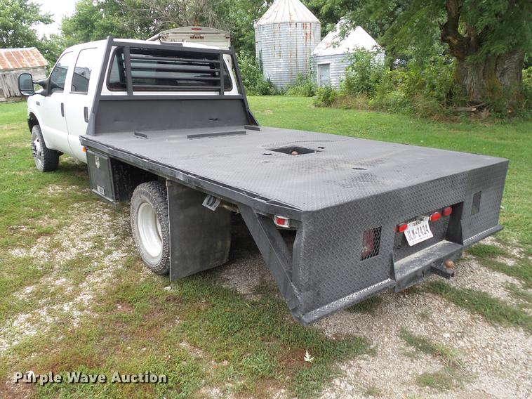 image for item L5695 2005 Ford F350 Super Duty Crew Cab flatbed pickup truck