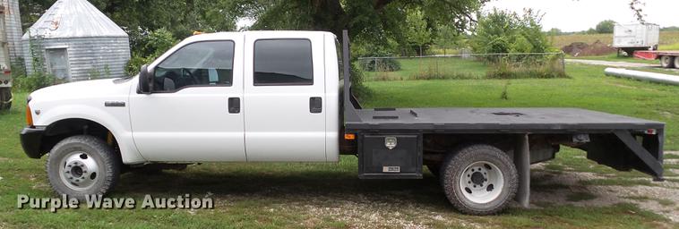 image for item L5695 2005 Ford F350 Super Duty Crew Cab flatbed pickup truck