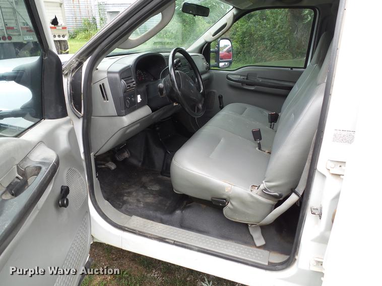 image for item L5695 2005 Ford F350 Super Duty Crew Cab flatbed pickup truck