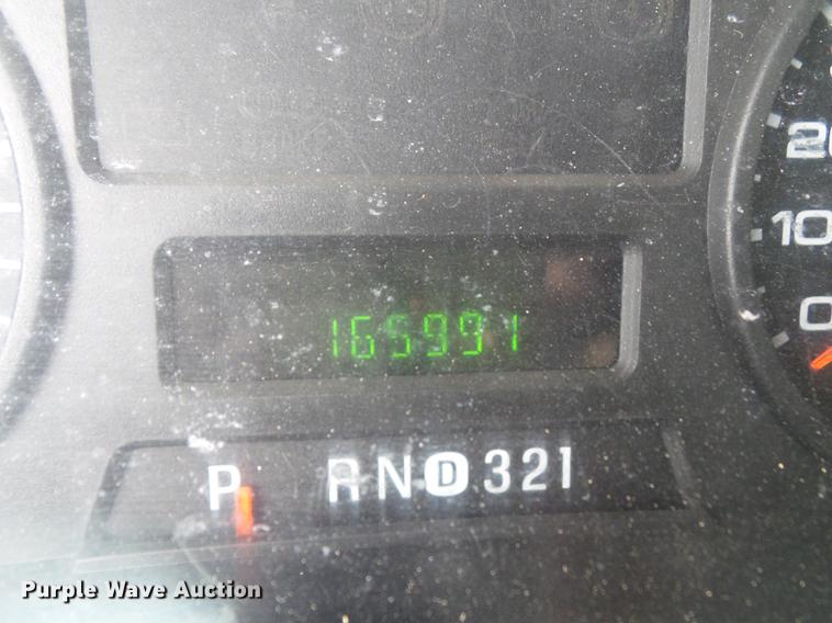 image for item L5695 2005 Ford F350 Super Duty Crew Cab flatbed pickup truck