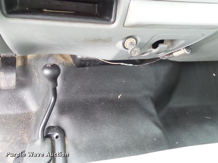 image for item L5695 2005 Ford F350 Super Duty Crew Cab flatbed pickup truck