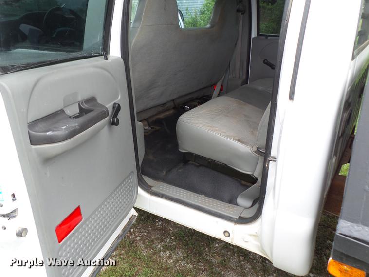 image for item L5695 2005 Ford F350 Super Duty Crew Cab flatbed pickup truck