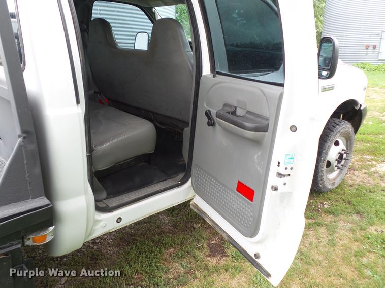 image for item L5695 2005 Ford F350 Super Duty Crew Cab flatbed pickup truck