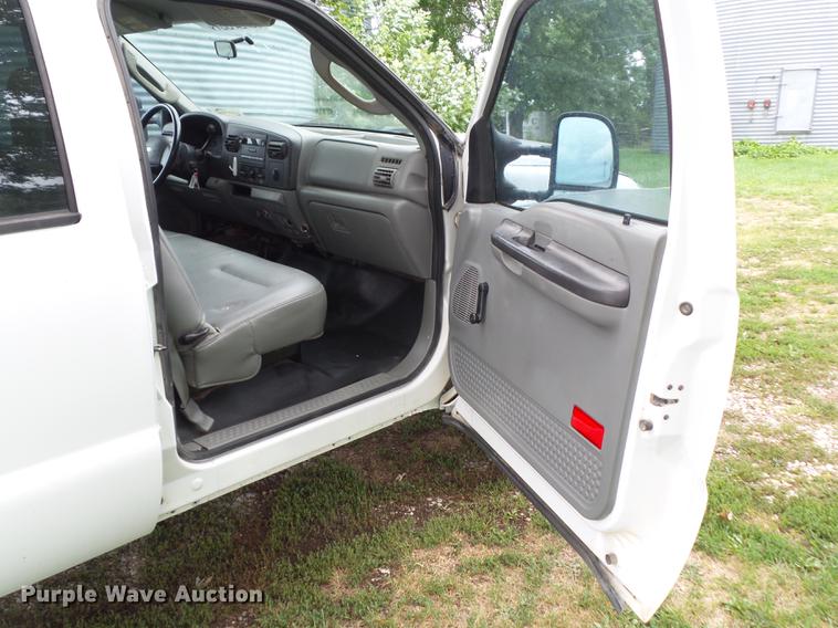 image for item L5695 2005 Ford F350 Super Duty Crew Cab flatbed pickup truck