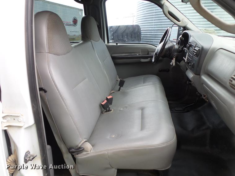 image for item L5695 2005 Ford F350 Super Duty Crew Cab flatbed pickup truck