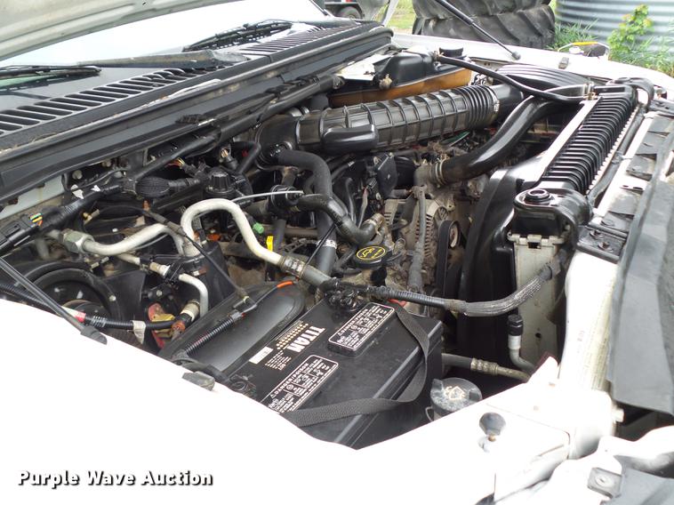 image for item L5695 2005 Ford F350 Super Duty Crew Cab flatbed pickup truck