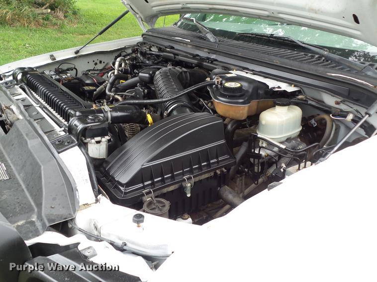 image for item L5695 2005 Ford F350 Super Duty Crew Cab flatbed pickup truck