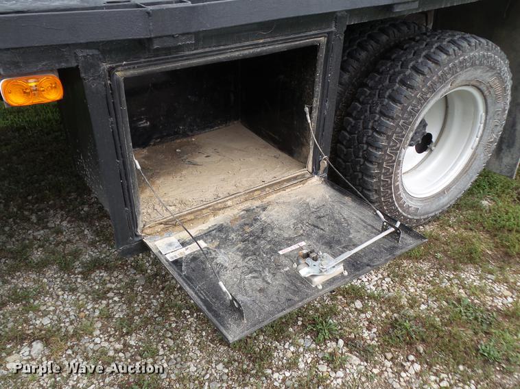 image for item L5695 2005 Ford F350 Super Duty Crew Cab flatbed pickup truck