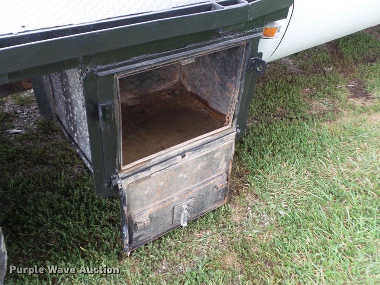 image for item L5695 2005 Ford F350 Super Duty Crew Cab flatbed pickup truck