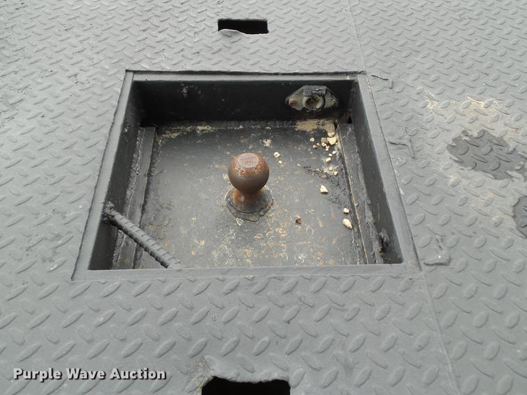 image for item L5695 2005 Ford F350 Super Duty Crew Cab flatbed pickup truck