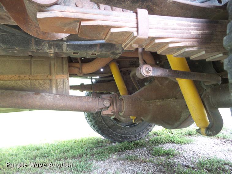 image for item L5695 2005 Ford F350 Super Duty Crew Cab flatbed pickup truck