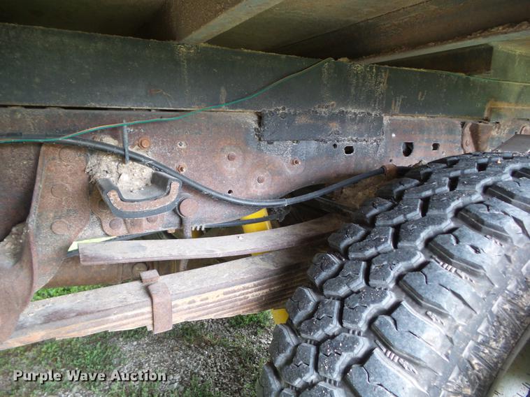 image for item L5695 2005 Ford F350 Super Duty Crew Cab flatbed pickup truck