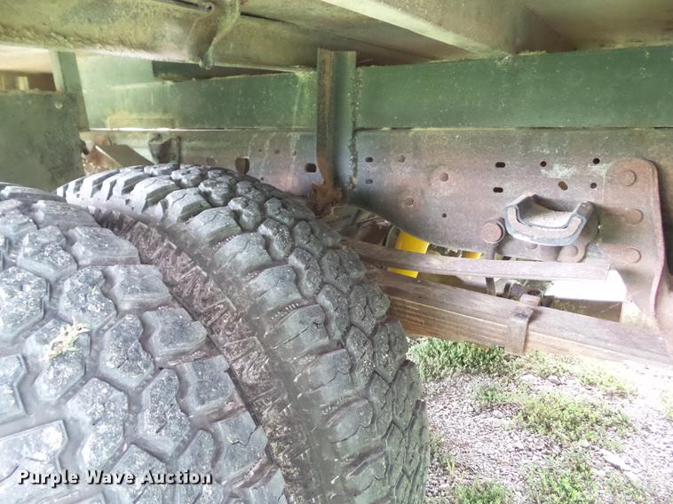 image for item L5695 2005 Ford F350 Super Duty Crew Cab flatbed pickup truck