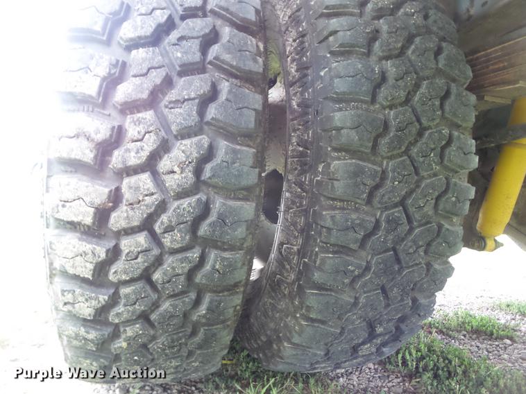 image for item L5695 2005 Ford F350 Super Duty Crew Cab flatbed pickup truck