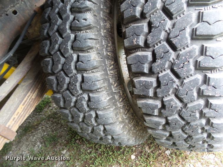 image for item L5695 2005 Ford F350 Super Duty Crew Cab flatbed pickup truck