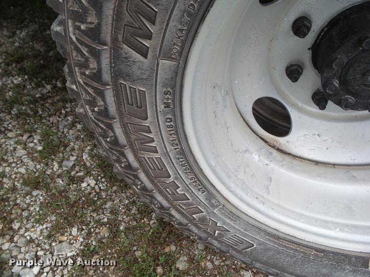 image for item L5695 2005 Ford F350 Super Duty Crew Cab flatbed pickup truck