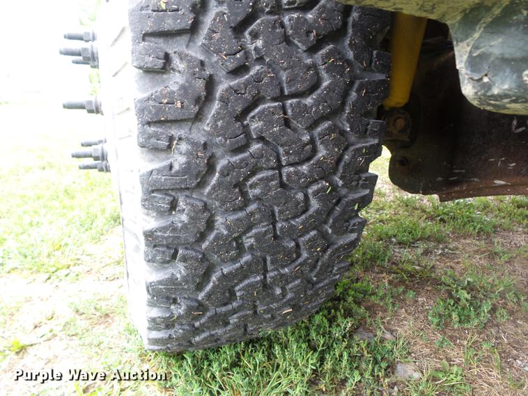 image for item L5695 2005 Ford F350 Super Duty Crew Cab flatbed pickup truck