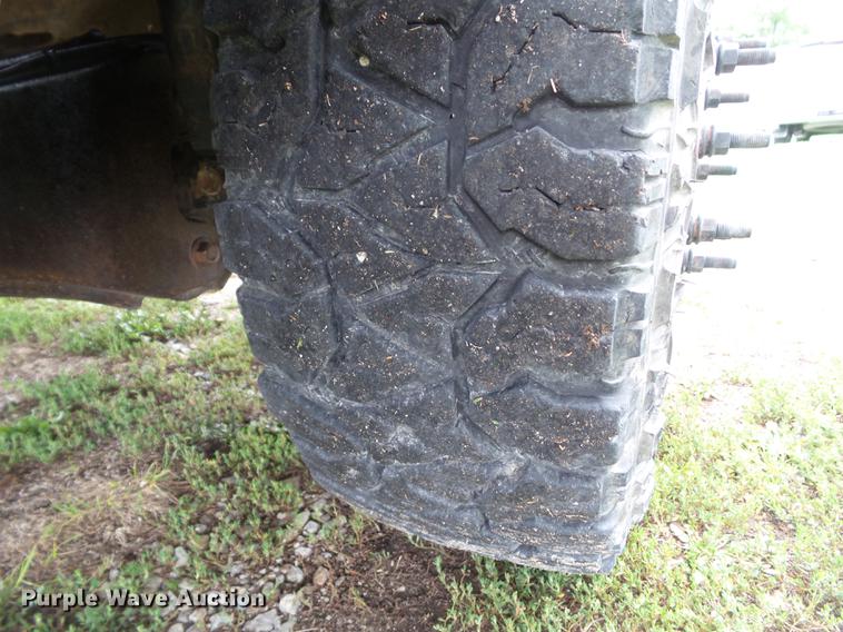 image for item L5695 2005 Ford F350 Super Duty Crew Cab flatbed pickup truck