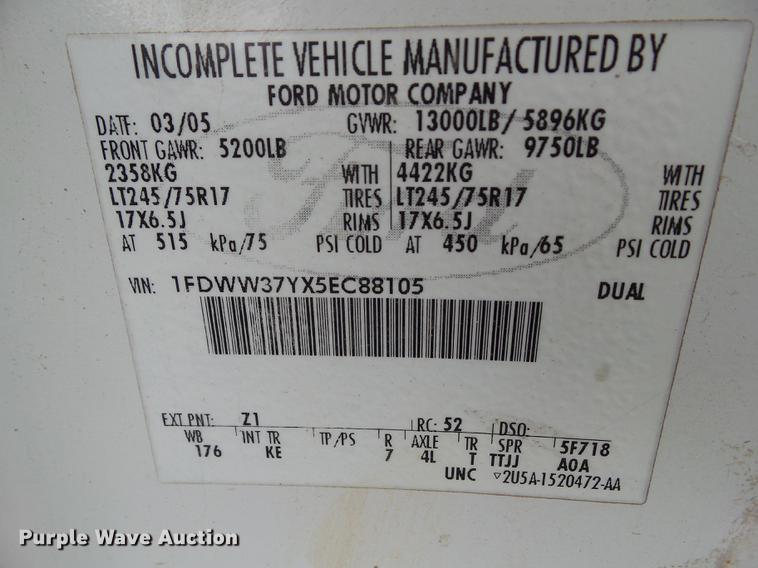 image for item L5695 2005 Ford F350 Super Duty Crew Cab flatbed pickup truck