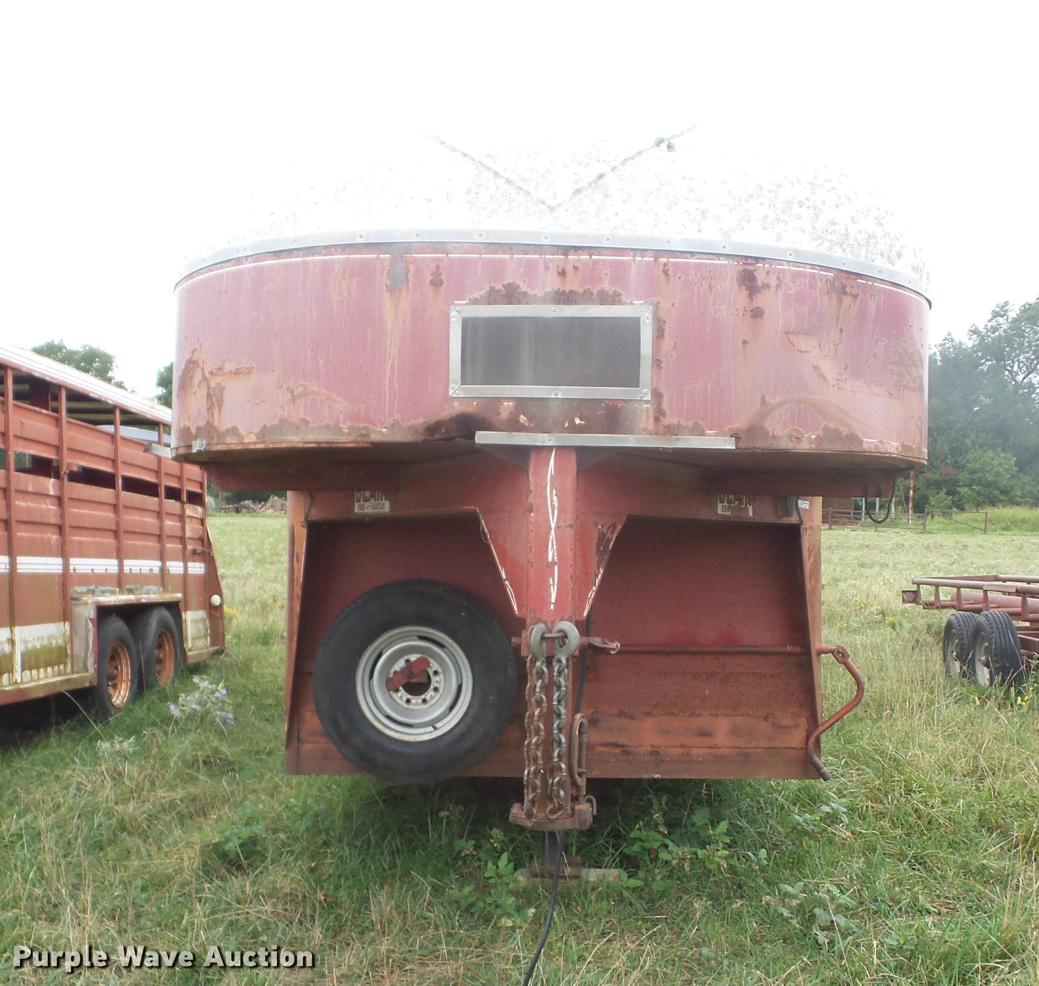 1986 Blair livestock trailer in Nowata , OK Item EI9863 sold Purple