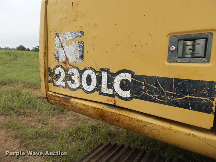 image for item DB7050 2000 John Deere 230LC excavator