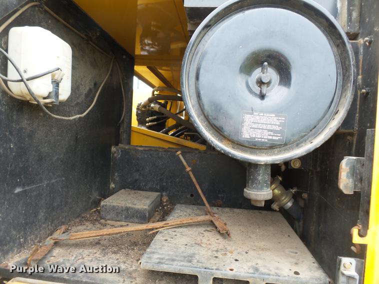 image for item DB7050 2000 John Deere 230LC excavator