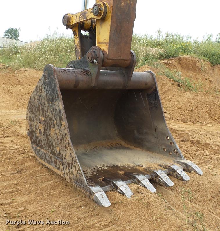 image for item DB7050 2000 John Deere 230LC excavator