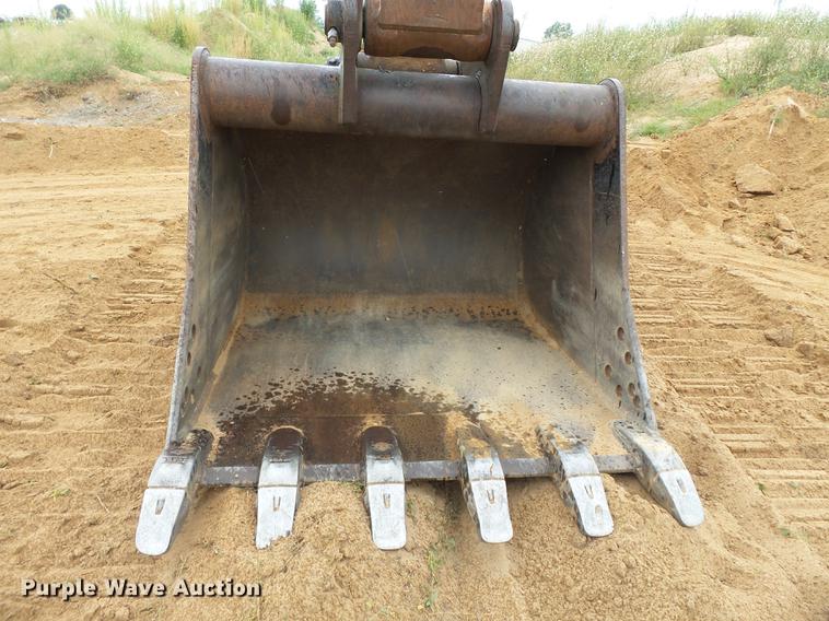 image for item DB7050 2000 John Deere 230LC excavator