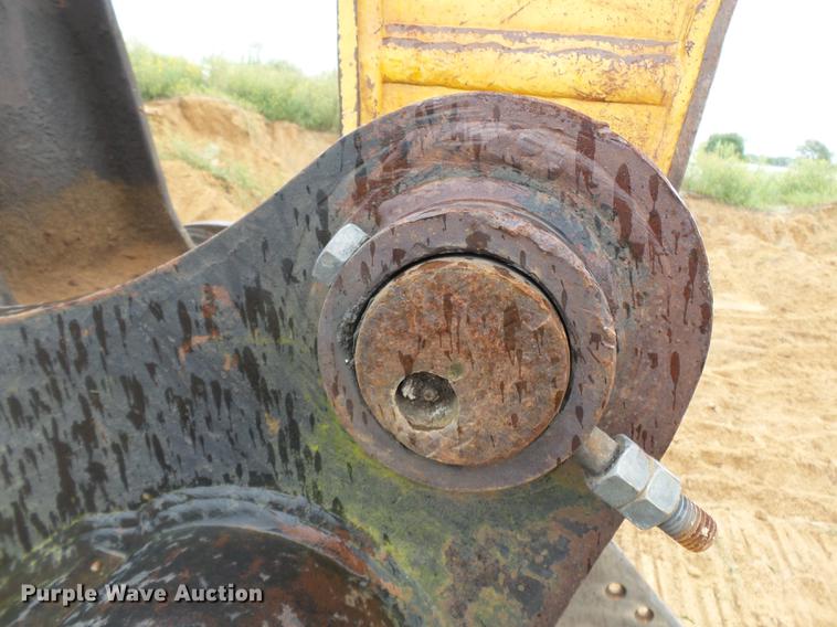 image for item DB7050 2000 John Deere 230LC excavator