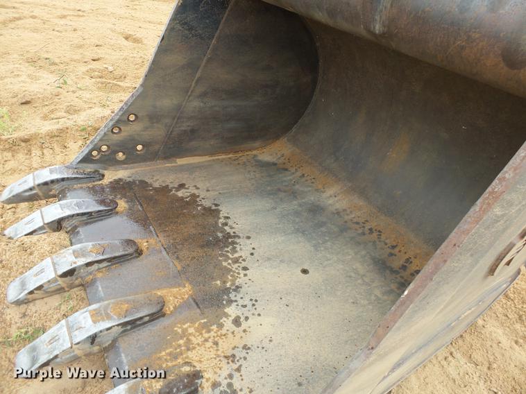 image for item DB7050 2000 John Deere 230LC excavator